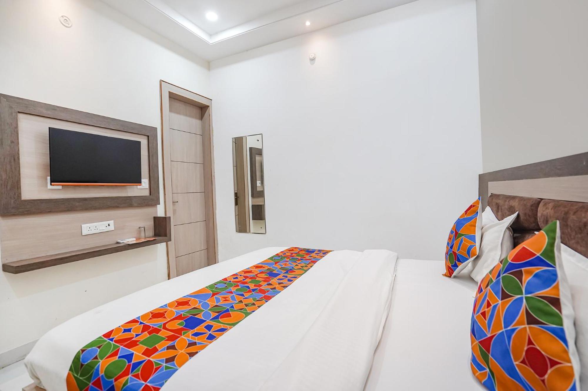 Hotel Fabhotel Shri Giriraj Ji Dham