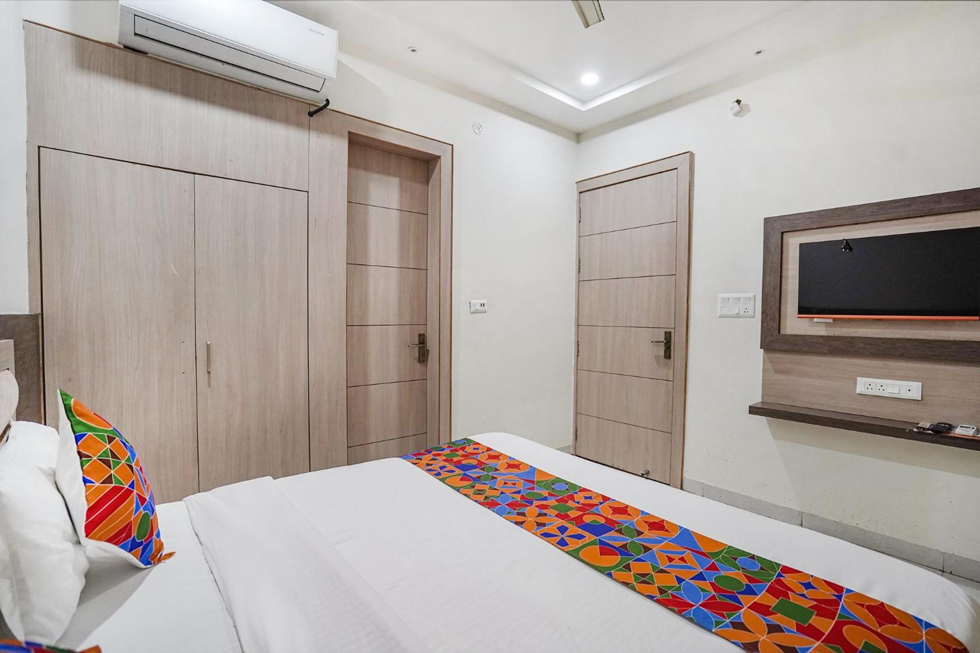 Hotel Fabhotel Shri Giriraj Ji Dham 3*